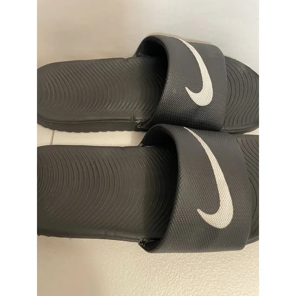 NIKE black slides youth sandals Slip on‎ Size 5Y beach pool shoes flip flops